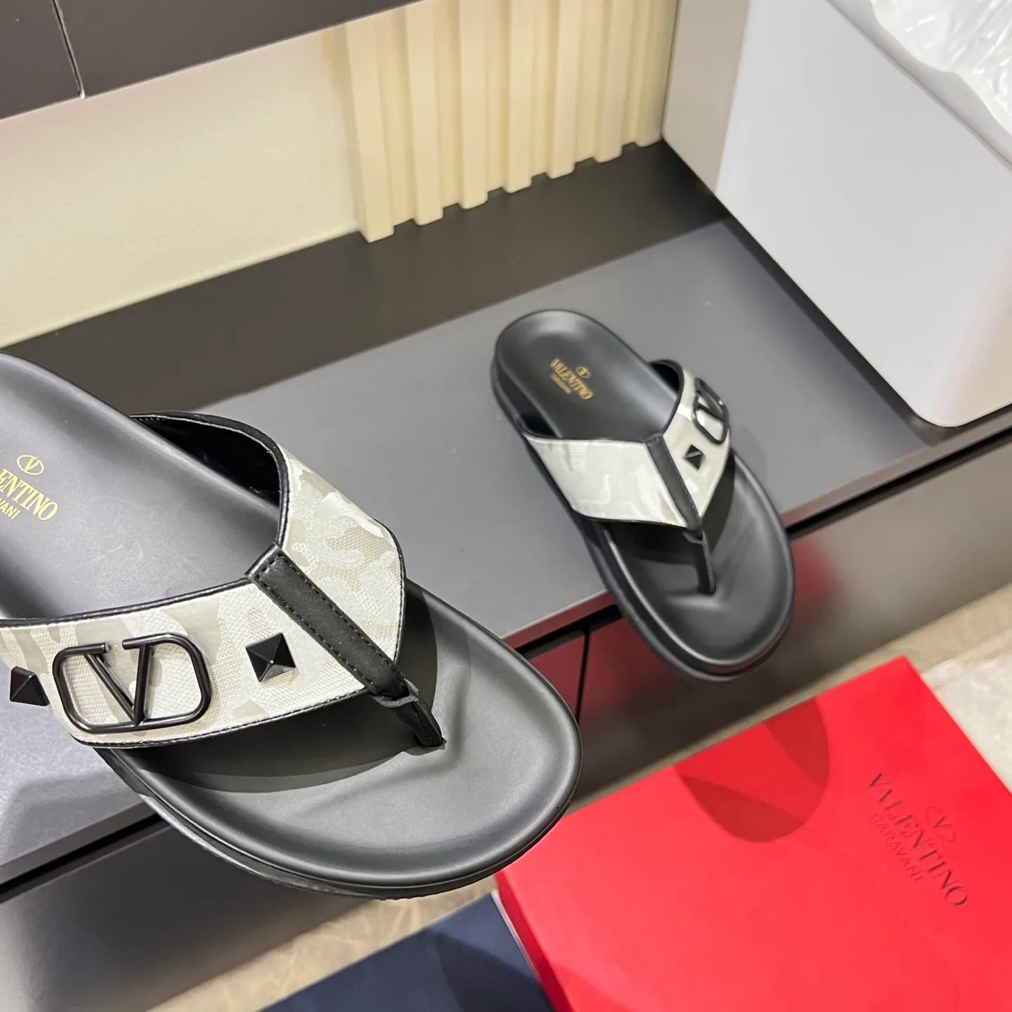 p300《VALENTINO》Warren Men🧍‍♂️Spring and Summer New Style. Cowhide logo flat slippers, elegant sandals, the same style worn by celebrities, original molding, imported calfskin. Rubber outsole. Soft and durable, full set of counter packaging, 38-44!